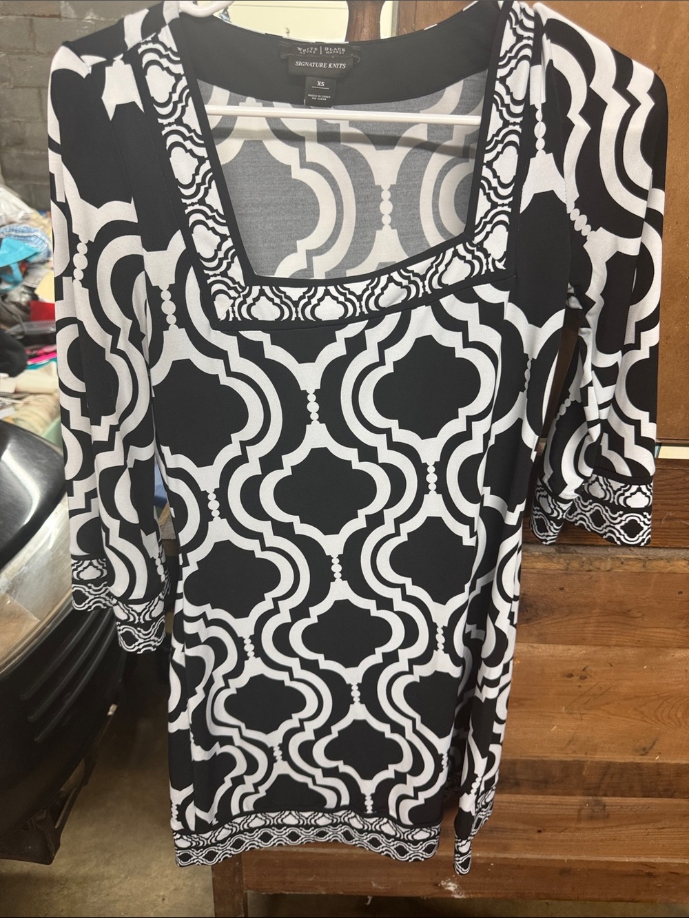 White House Black market dress size xs White Geometric lng sleeve lk nw stretch